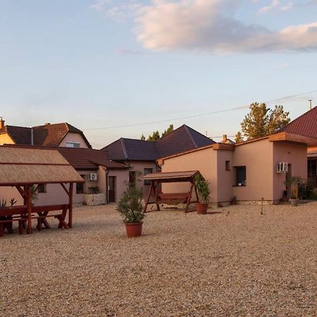 Апартаменты Ivanhoe Apartman Ньирбатор Экстерьер фото