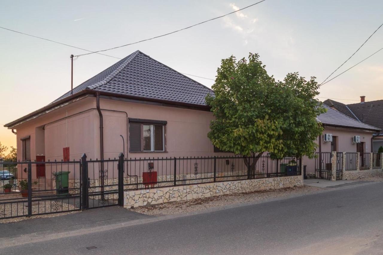 Апартаменты Ivanhoe Apartman Ньирбатор Экстерьер фото