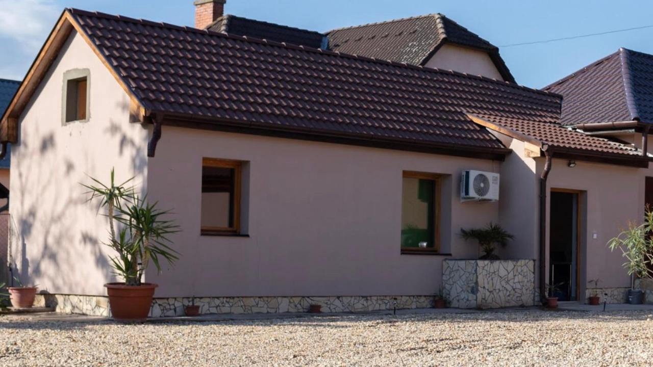 Апартаменты Ivanhoe Apartman Ньирбатор Экстерьер фото